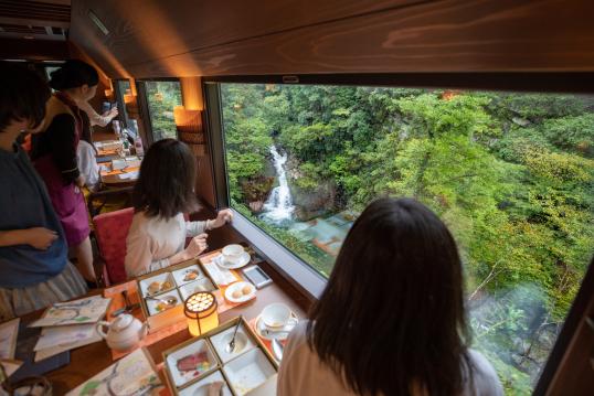 Sightseeing Train: Shikoku Mannaka Sennen Monogatari-3